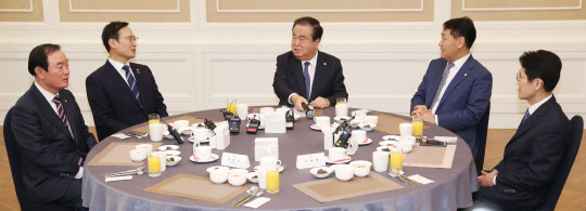 한국당 빠진 여·야 원내대표 회동 11일 국회 본청 귀빈식당에서 열린 문희상 국회의장과 여·야 원내대표 회동에서 참석자들이 얘기를 나누고 있다.  연합뉴스